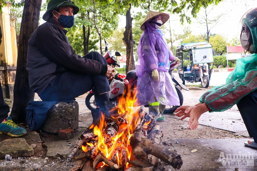 Hà Nội chìm trong giá buốt, người dân đốt lửa sưởi ấm bên đường