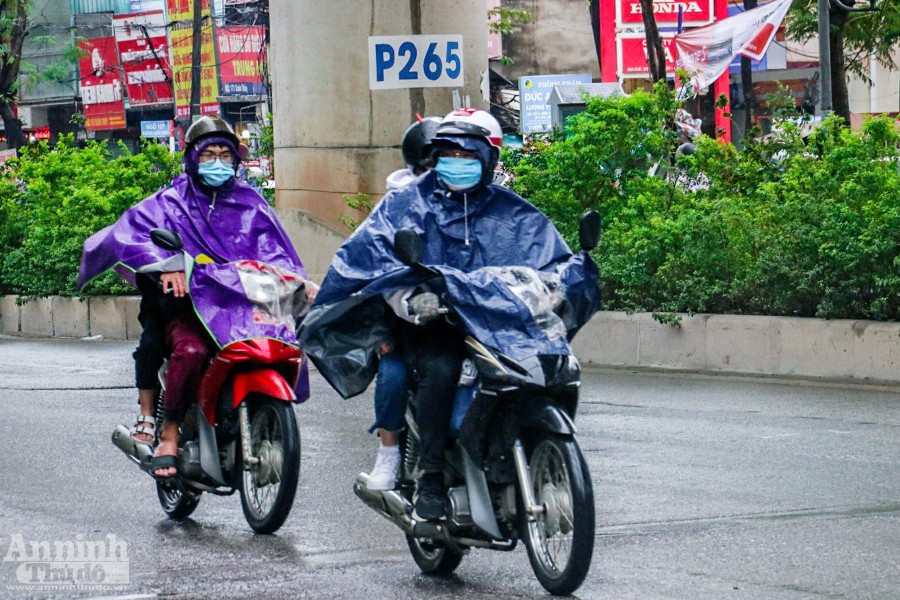 Hà Nội chìm trong giá buốt, người dân đốt lửa sưởi ấm bên đường