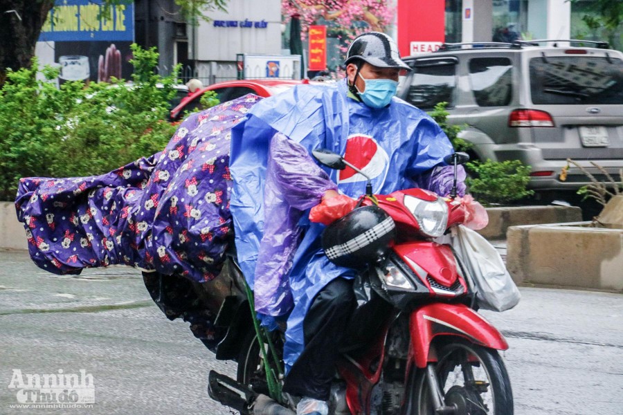 Hà Nội chìm trong giá buốt, người dân đốt lửa sưởi ấm bên đường