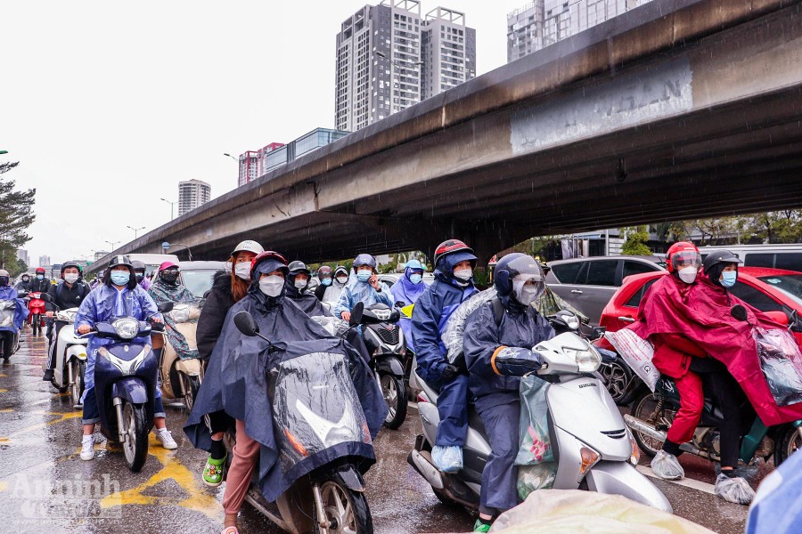 Hà Nội chìm trong giá buốt, người dân đốt lửa sưởi ấm bên đường