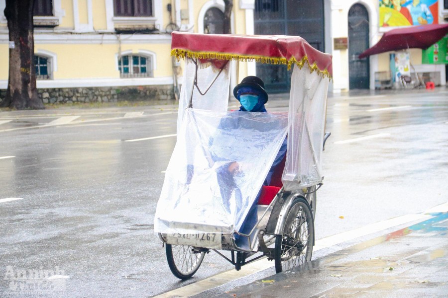 Hà Nội chìm trong giá buốt, người dân đốt lửa sưởi ấm bên đường