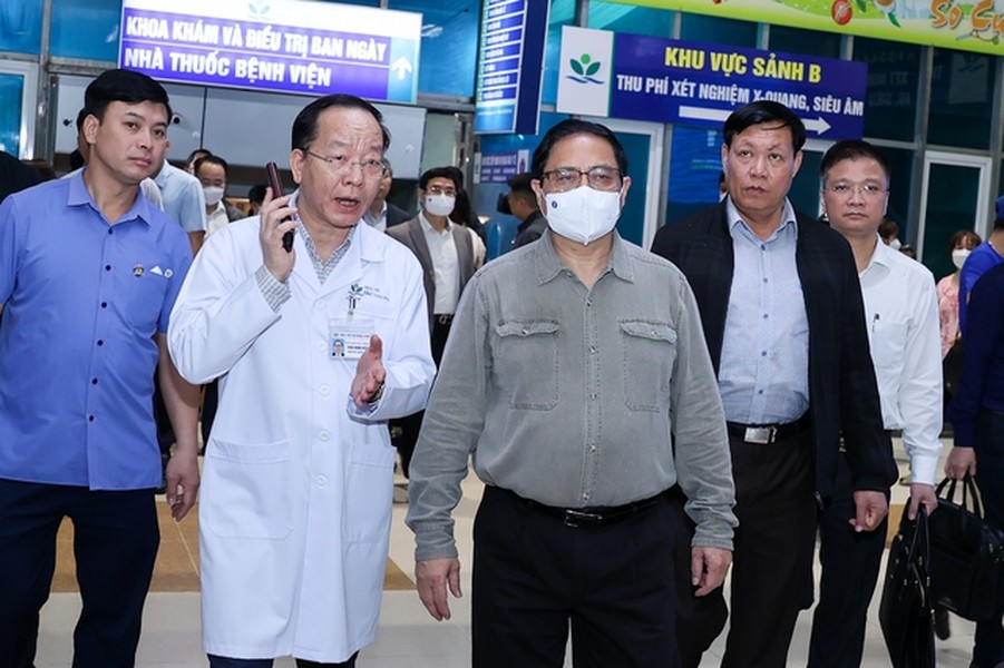Hình ảnh Thủ tướng kiểm tra tình hình cung ứng thuốc và trang thiết bị y tế tại Hà Nội