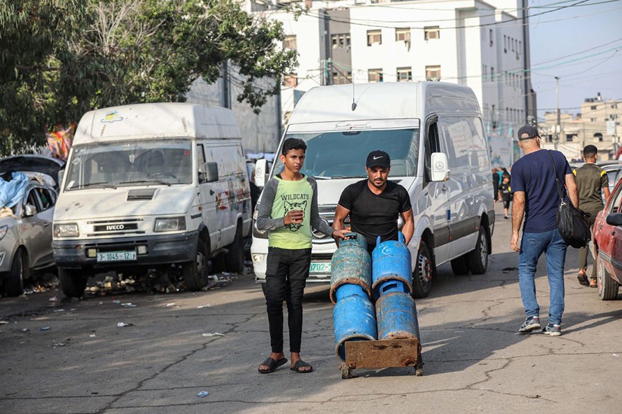 Buôn bán nhỏ, xếp hàng chờ nước, mua gas… cuộc sống ở Gaza vẫn tiếp diễn