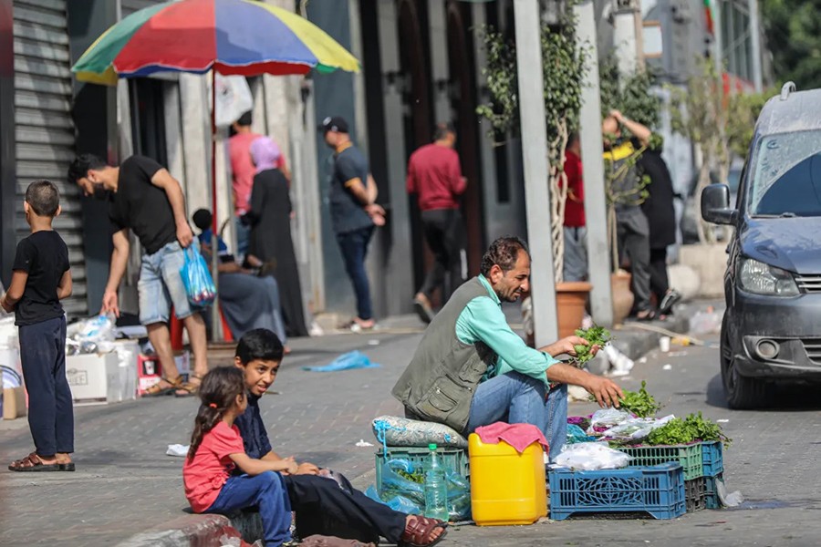 Buôn bán nhỏ, xếp hàng chờ nước, mua gas… cuộc sống ở Gaza vẫn tiếp diễn