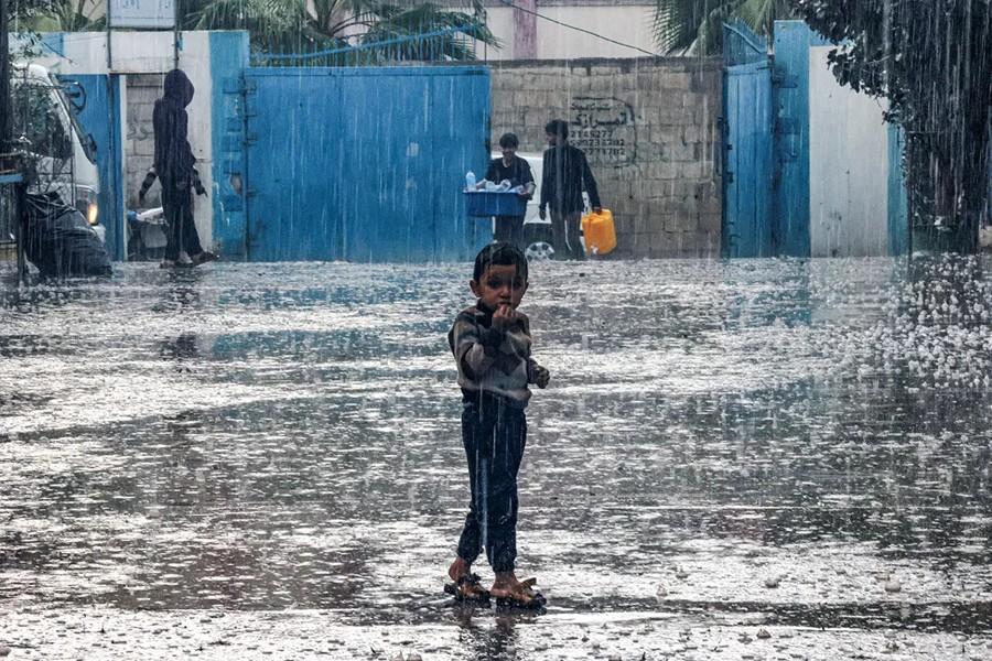 Xót xa cảnh người di tản ở Gaza dầm trong mưa lạnh