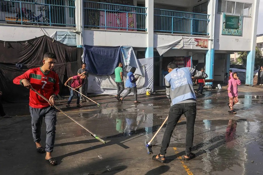 Xót xa cảnh người di tản ở Gaza dầm trong mưa lạnh