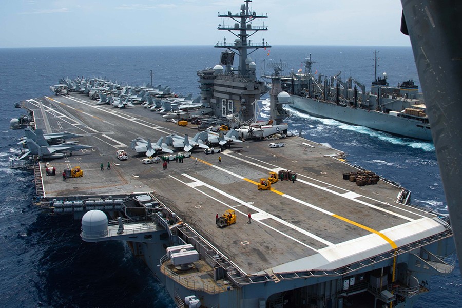 Cận cảnh không khí hối hả trên tàu sân bay USS Dwight D. Eisenhower ở Biển Đỏ