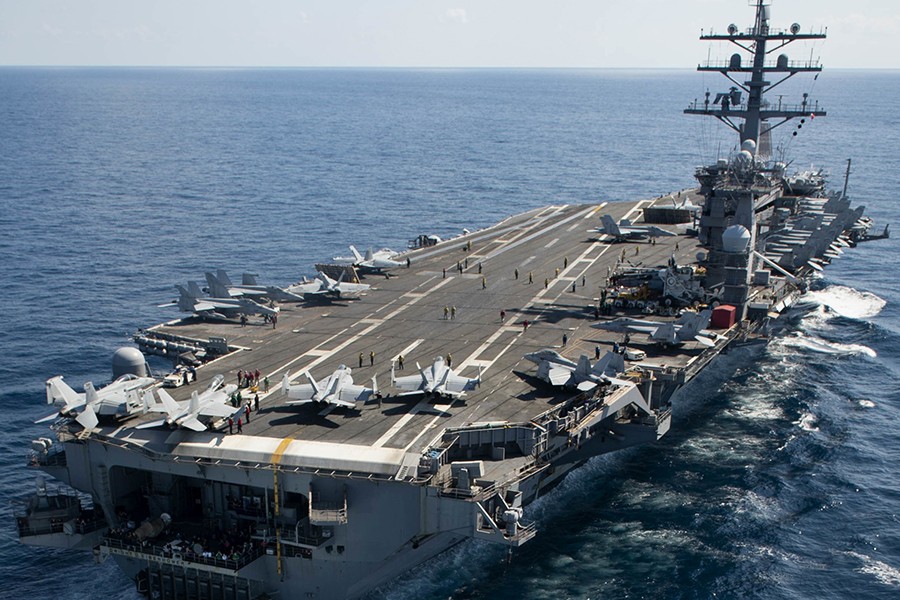 Cận cảnh không khí hối hả trên tàu sân bay USS Dwight D. Eisenhower ở Biển Đỏ