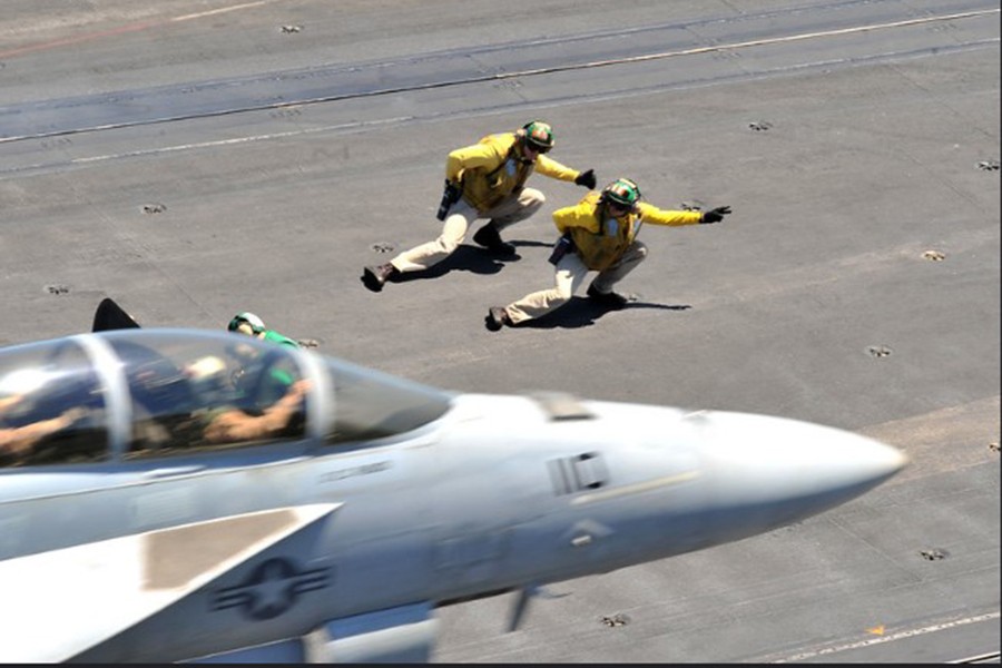 ‘Phóng ủng ra biển’ - nghi thức đặc biệt trên tàu sân bay Hải quân Mỹ