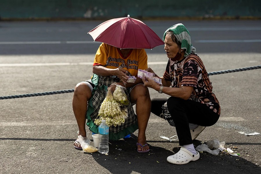Người dân châu Á gồng mình chống chọi nắng nóng bất thường