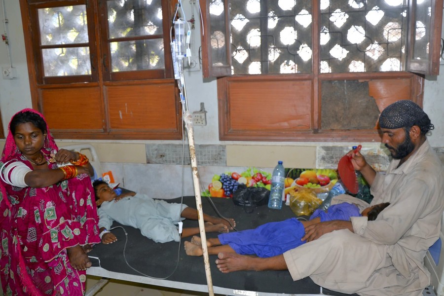 Pakistan nắng nóng 52 độ C, hàng trăm người nhập viện