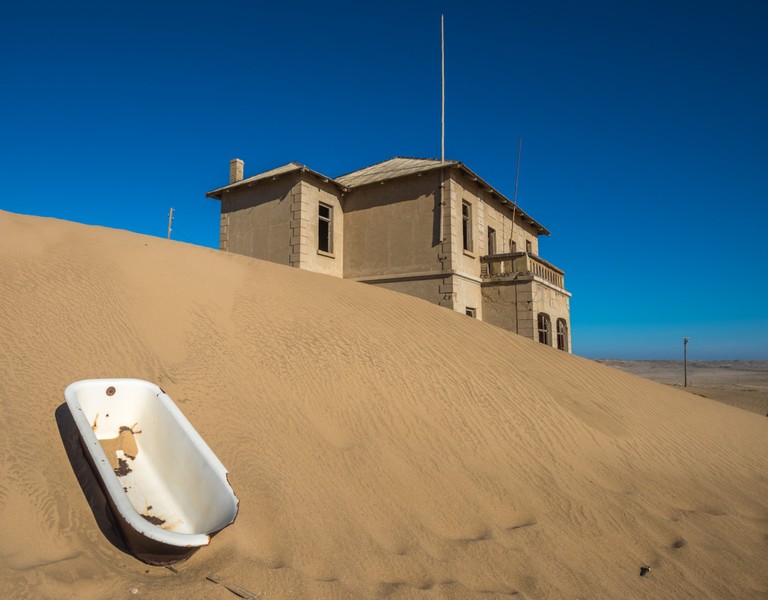 Kolmanskop - từ làng giàu nhất thế giới thành thị trấn ‘ma’ bị chôn vùi trong cát 