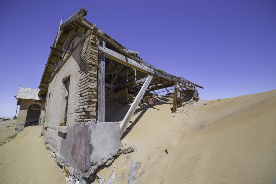 Kolmanskop - từ làng giàu nhất thế giới thành thị trấn ‘ma’ bị chôn vùi trong cát 