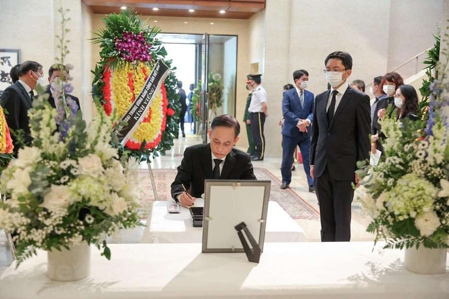 Lãnh đạo và nhân dân Việt Nam tưởng niệm cố Thủ tướng Nhật Bản Abe Shinzo