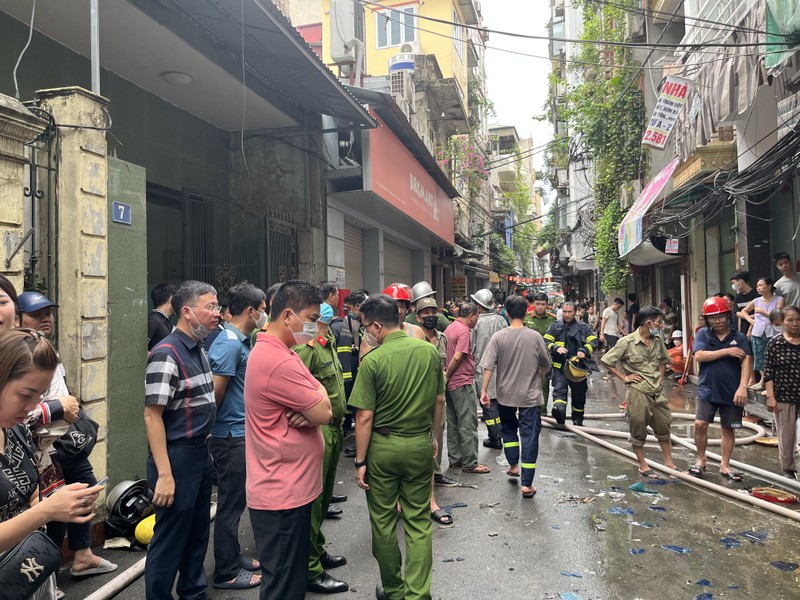 Hiện trường vụ cháy khiến 3 nạn nhân tử vong ở phố Khâm Thiên