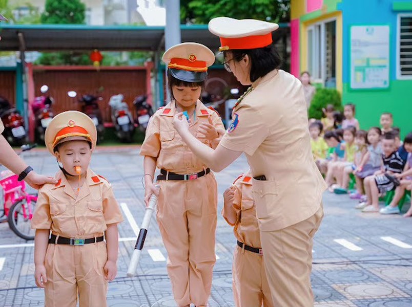 Một ngày trải nghiệm làm Cảnh sát giao thông của học sinh mầm non Thanh Xuân Trung