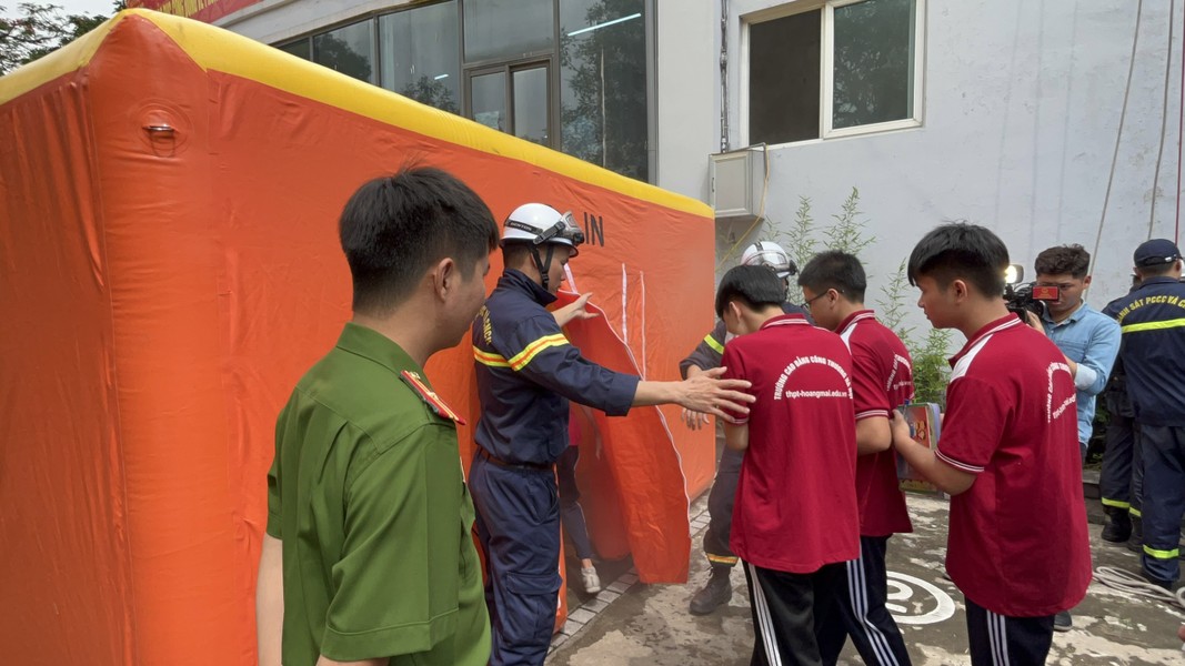 Xem học sinh, sinh viên Hà Nội trải nghiệm kỹ năng an toàn PCCC và CNCH