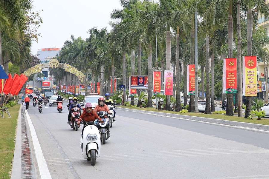 Hà Nội rực rỡ cờ hoa chào mừng Đại hội đại biểu toàn quốc lần thứ XIII của Đảng