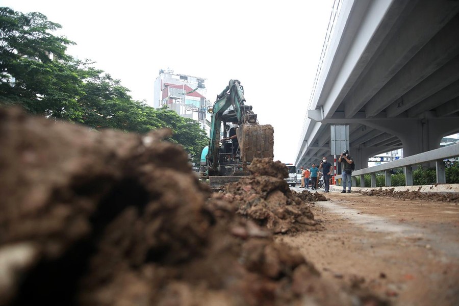 Cảnh sát giao thông Hà Nội nỗ lực dọn bùn đất đảm bảo ATGT