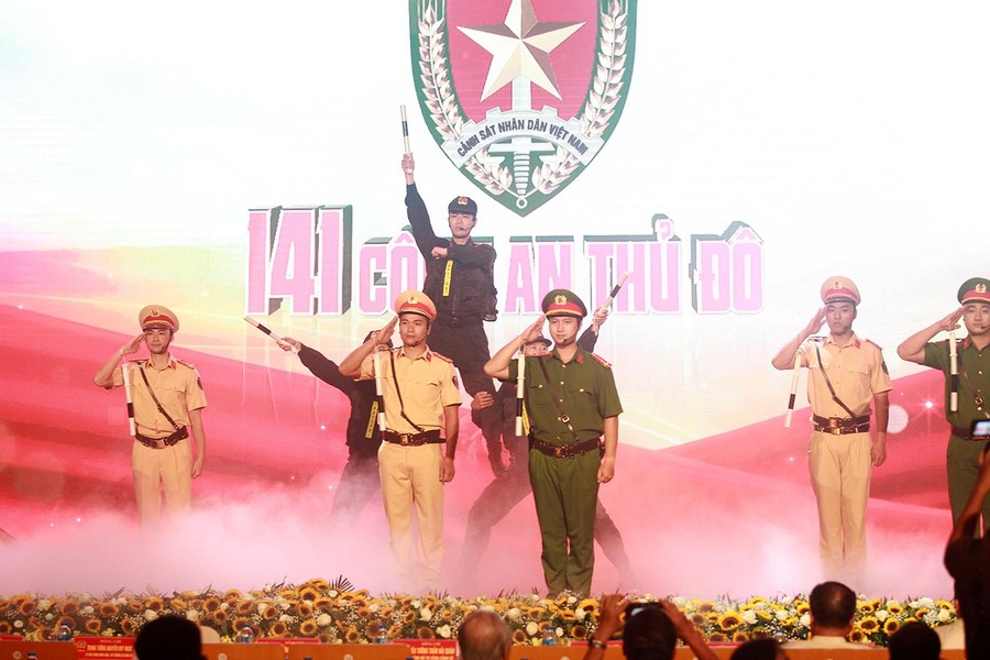 Xúc động chương trình nghệ thuật Kỷ niệm 60 năm Ngày truyền thống lực lượng Cảnh sát nhân dân