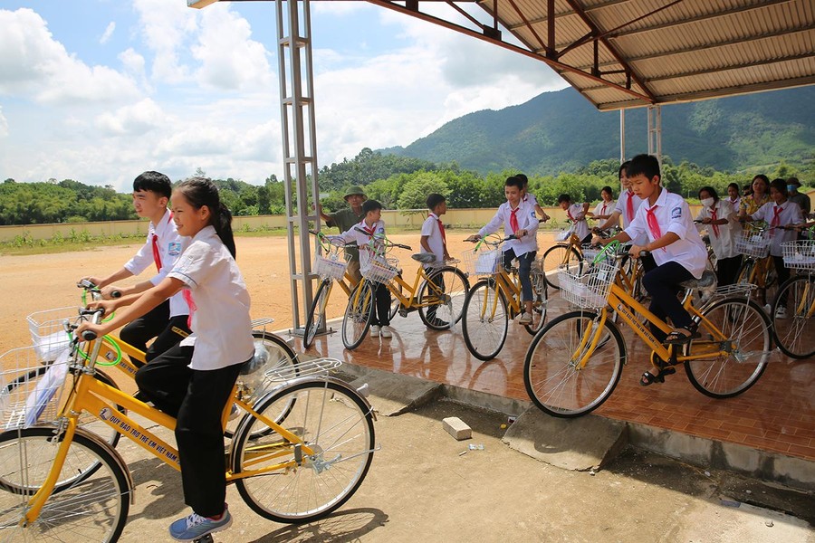 Công an Hà Nội tặng xe đạp, quà đến các em học sinh nghèo ở tỉnh Thái Nguyên