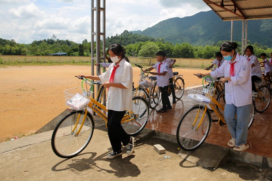 Công an Hà Nội tặng xe đạp, quà đến các em học sinh nghèo ở tỉnh Thái Nguyên