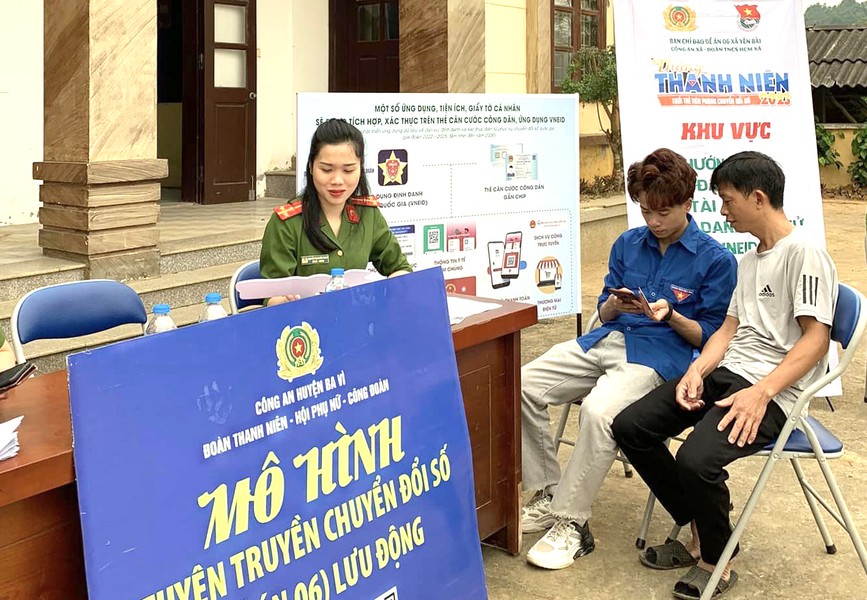 Công an Hà Nội tuyên truyền chuyển đổi số lưu động tới đồng bào dân tộc