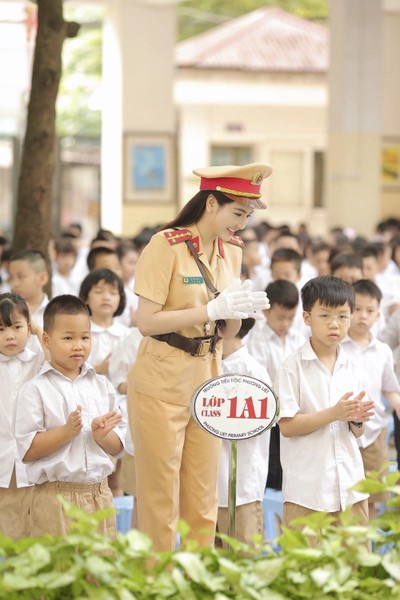 Công an Hà Nội tuyên truyền an toàn giao thông cho học sinh tiểu học 
