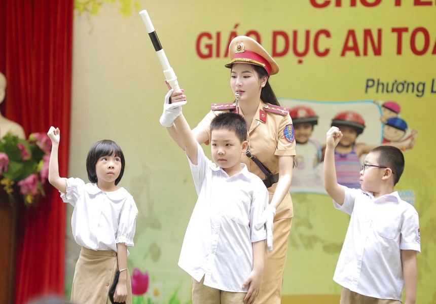 Công an Hà Nội tuyên truyền an toàn giao thông cho học sinh tiểu học 