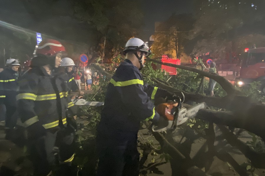 Cảnh sát cứu hộ Công an quận Thanh Xuân tiếp cận hiện trường vụ cây đổ trong đêm 