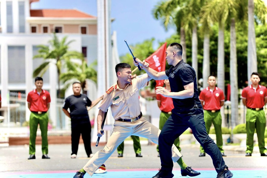 Xem đội tuyển Công an Hà Nội trấn áp tội phạm tại Hội thi quân sự, võ thuật