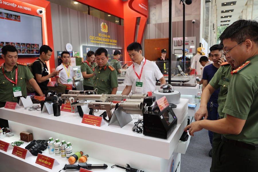 Cận cảnh những thiết bị chữa cháy hiện đại đang được trưng bày tại Hà Nội