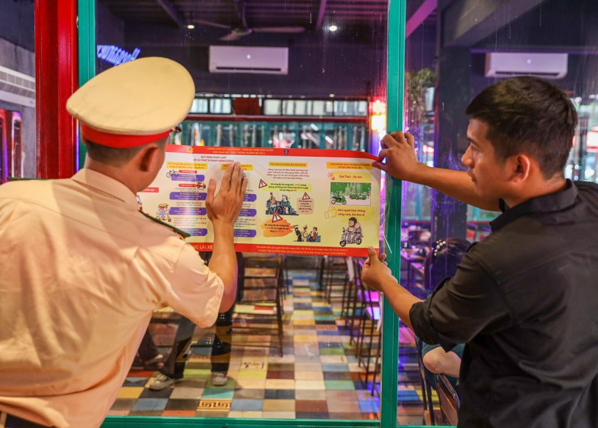 CSGT Hà Nội dán áp phích chi tiết mức phạt vi phạm nồng độ cồn tại nhà hàng, quán bia