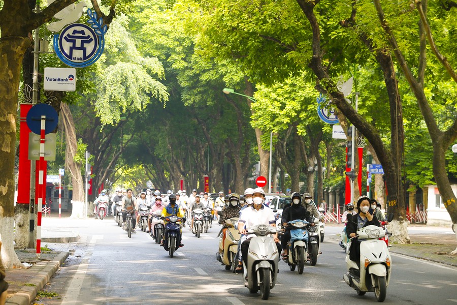 Đón mùa thu Hà Nội về trên con phố Phan Đình Phùng