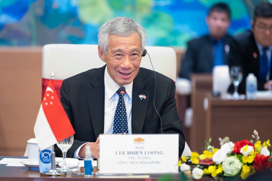 Chủ tịch Quốc hội Vương Đình Huệ hội kiến Thủ tướng Singapore Lý Hiển Long