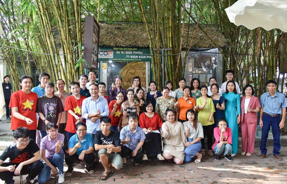 Phu nhân Thủ tướng Việt Nam và Singapore trải nghiệm làm tranh ghép vải ở làng lụa Vạn Phúc