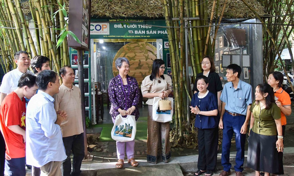 Phu nhân Thủ tướng Việt Nam và Singapore trải nghiệm làm tranh ghép vải ở làng lụa Vạn Phúc