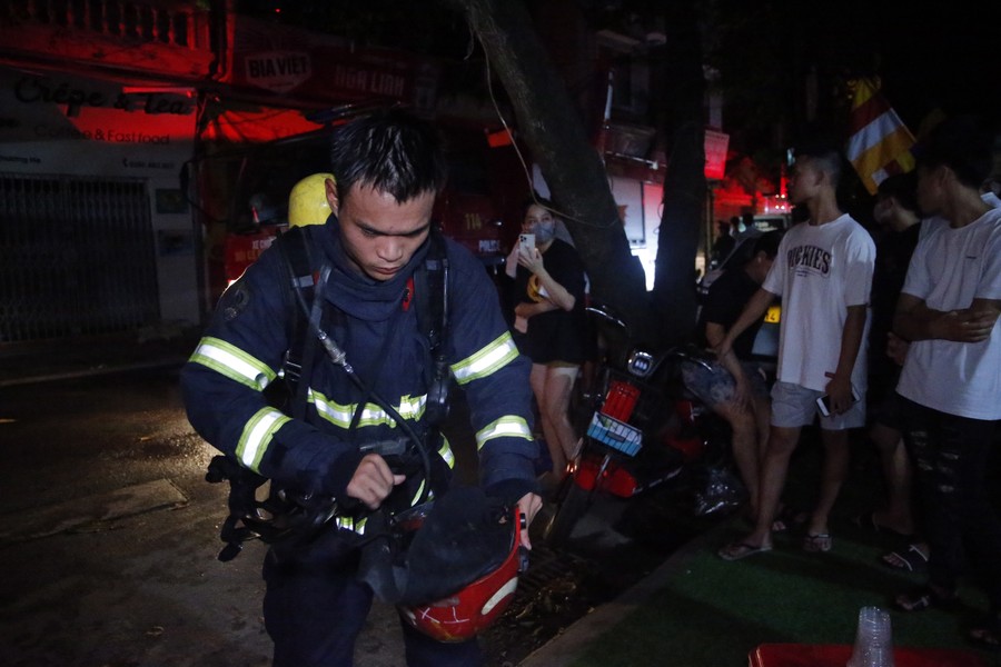 Những hình ảnh lính cứu hỏa Hà Nội bị thương, kiệt sức sau nhiều giờ chữa cháy 