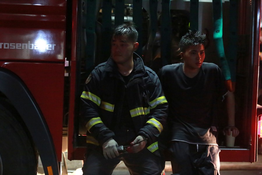 Những hình ảnh lính cứu hỏa Hà Nội bị thương, kiệt sức sau nhiều giờ chữa cháy 