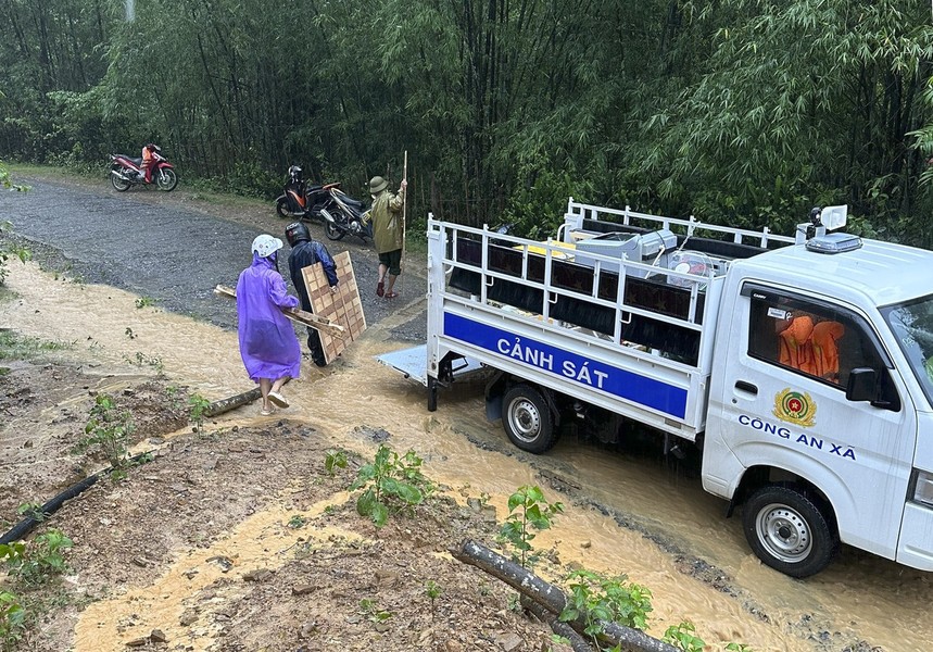 Hơn 1.700 chiến sĩ hỗ trợ nhân dân khắc phục hậu quả sau mưa lũ ở Nghệ An 