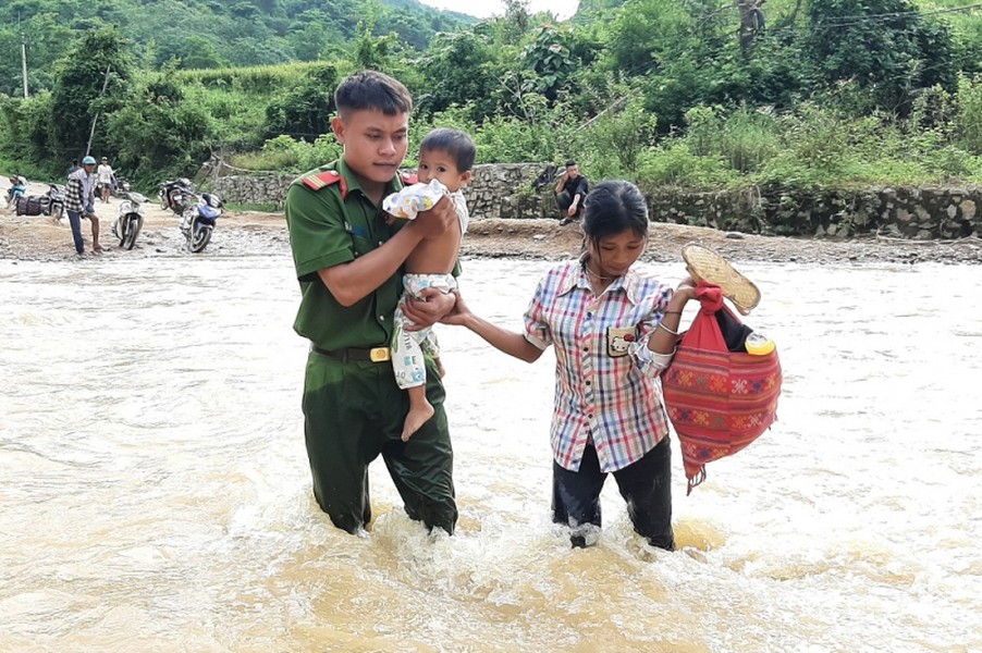 Hơn 1.700 chiến sĩ hỗ trợ nhân dân khắc phục hậu quả sau mưa lũ ở Nghệ An 