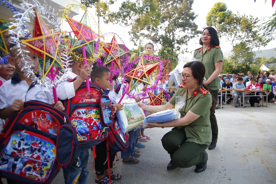 Công an Hà Nội với hành trình tiếp bước đến trường cho trẻ em vùng cao Bình Hẻm
