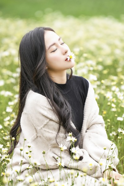 Say đắm vẻ đẹp thiếu nữ Hà Thành bên vườn cúc họa mi đầu mùa