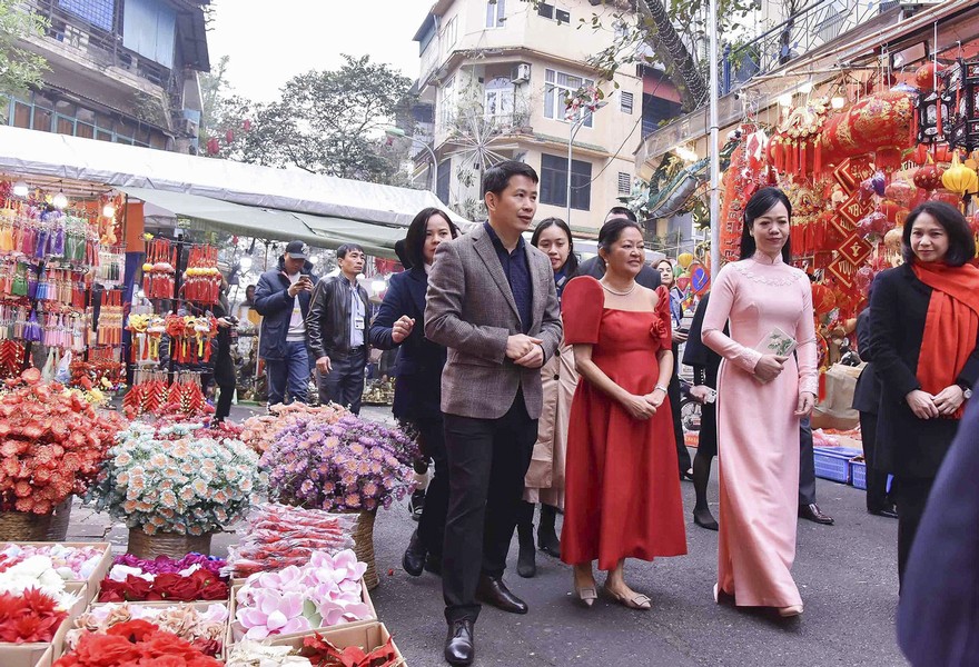 Phu nhân Chủ tịch nước và Phu nhân Tổng thống Philippines tham quan chợ hoa Tết Hàng Lược