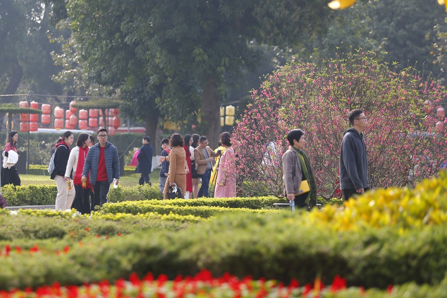 Người dân Thủ đô đến Hoàng thành Thăng Long tận hưởng không khí ngày xuân