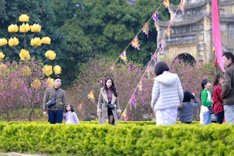 Người dân Thủ đô đến Hoàng thành Thăng Long tận hưởng không khí ngày xuân