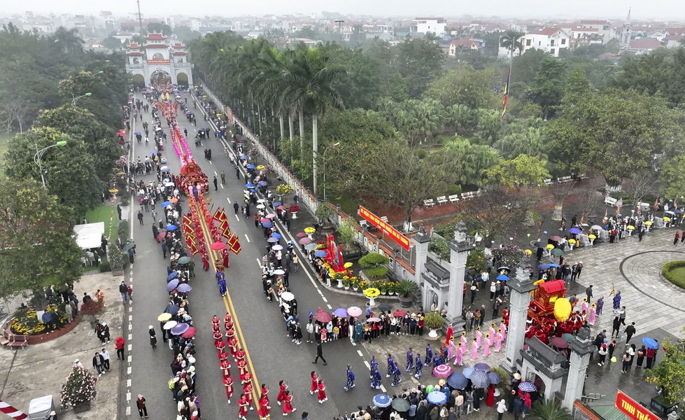 Độc đáo lễ rước kiệu trong Lễ hội đền Hai Bà Trưng năm 2024