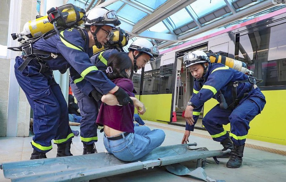 Giải cứu hành khách trong vụ cháy giả định trên tàu metro Nhổn - ga Hà Nội