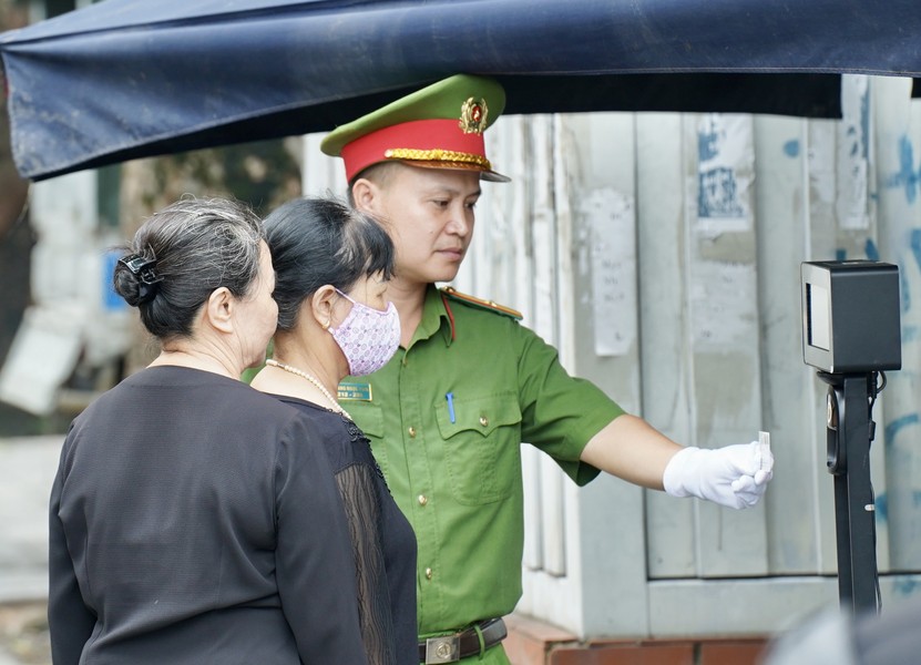 Hướng dẫn người dân vào viếng Tổng Bí thư Nguyễn Phú Trọng