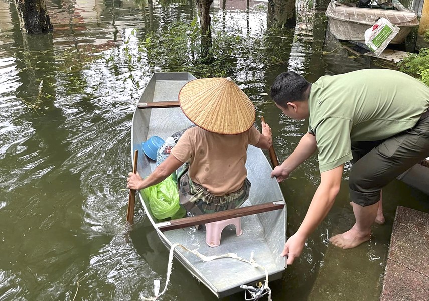 Hình ảnh đẹp cán bộ, chiến sĩ Công an huyện Chương Mỹ xung kích giúp người dân vùng lũ